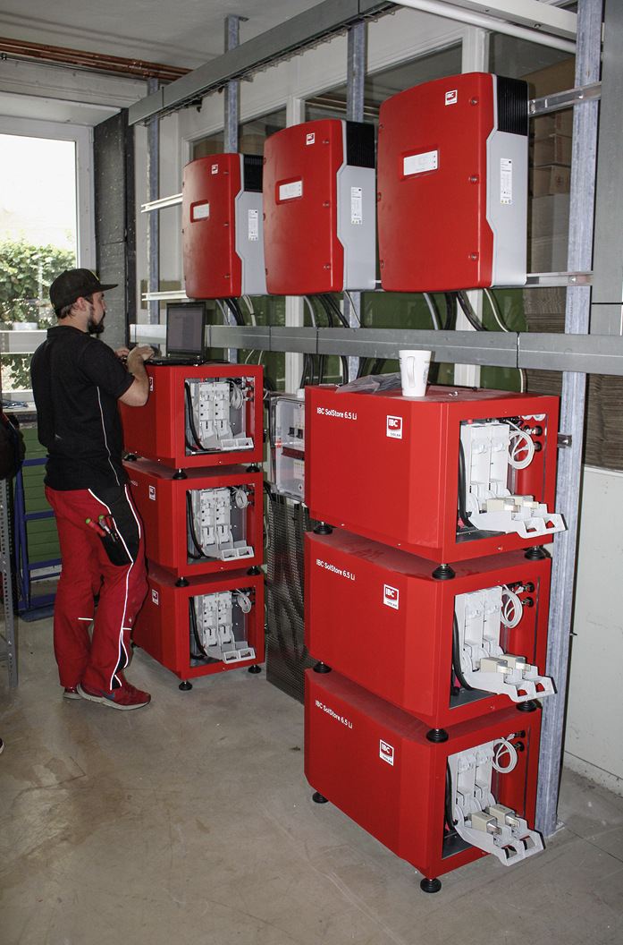 Installation eines Gewerbespeichers von IBC Solar in Stuttgart im Jahr 2017.