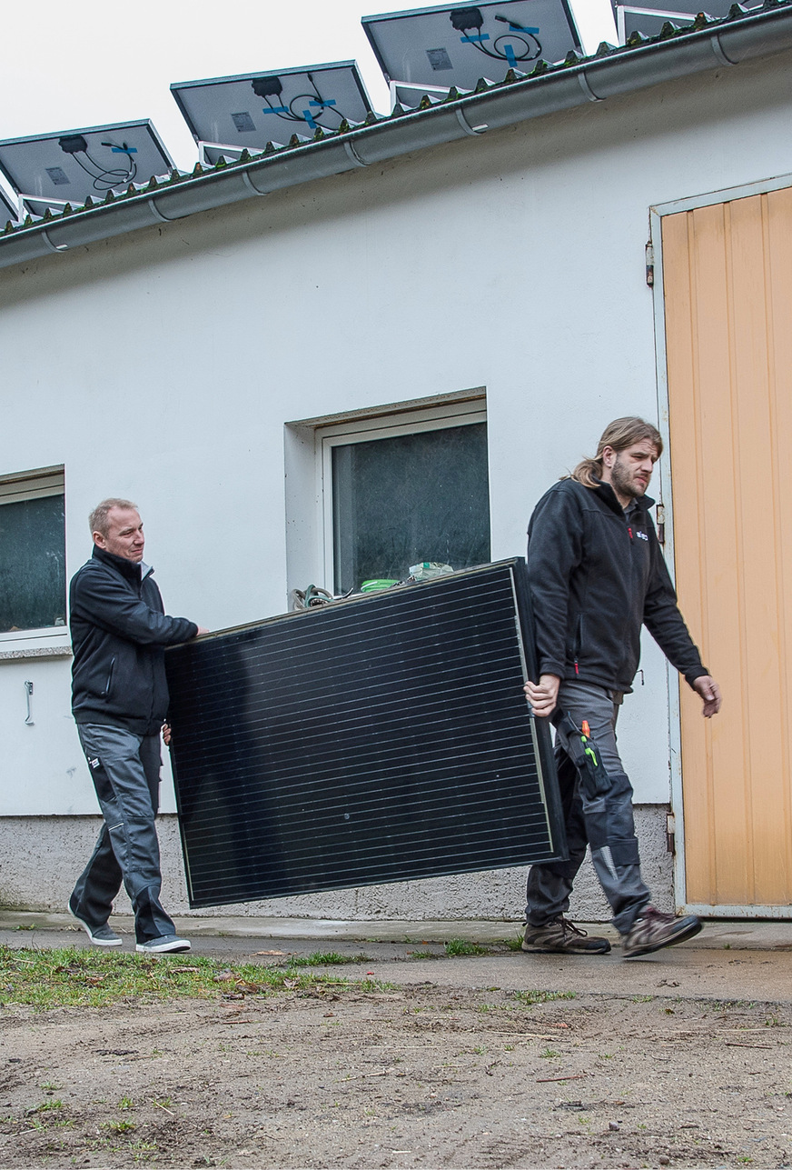 Der Bauherr selbst half mit Eigenleistung, um die Installation vorzubereiten.