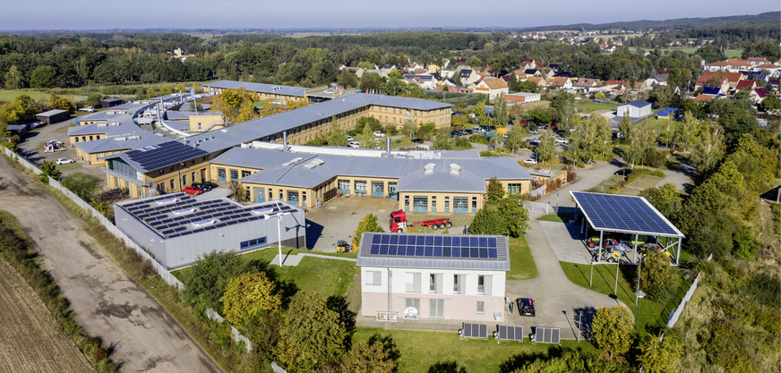 Das Gelände verfügt über vier Photovoltaikanlagen mit insgesamt 144 Kilowatt sowie eine Kleinwindkraftanlage.