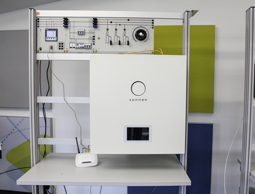 An dem Trainerstand für Stromspeicher ist gerade ein Gerät von Sonnen angeschlossen.