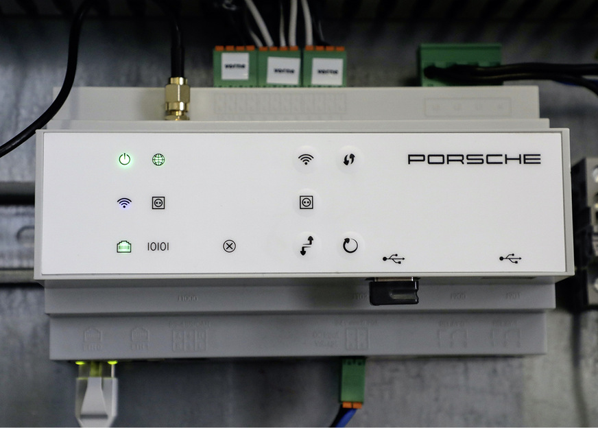 Der Porsche Home Energy Manager überwacht den Energie- und Stromverbrauch. Er schützt den Hausanschluss vor Überlastung.