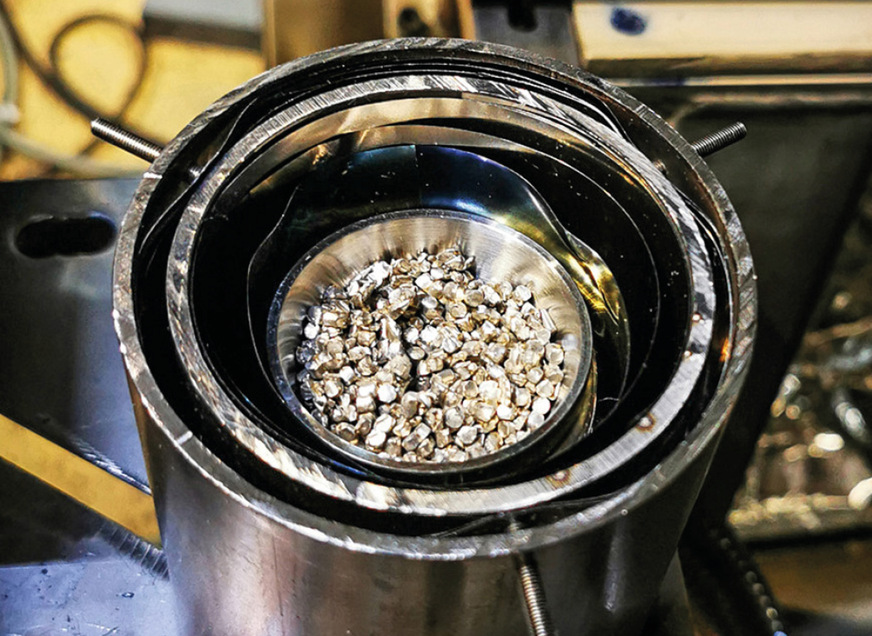 Lithium in der Ausgangsform Granulat als Grundlage zur Fertigung von innovativen und effizienten Batterien der nächsten Generation.