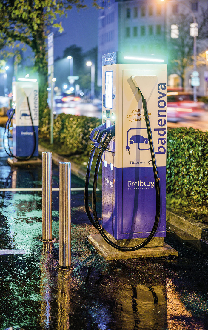 Auch nachts ist der Ladepark kein dunkler Ort, sondern hell erleuchtet