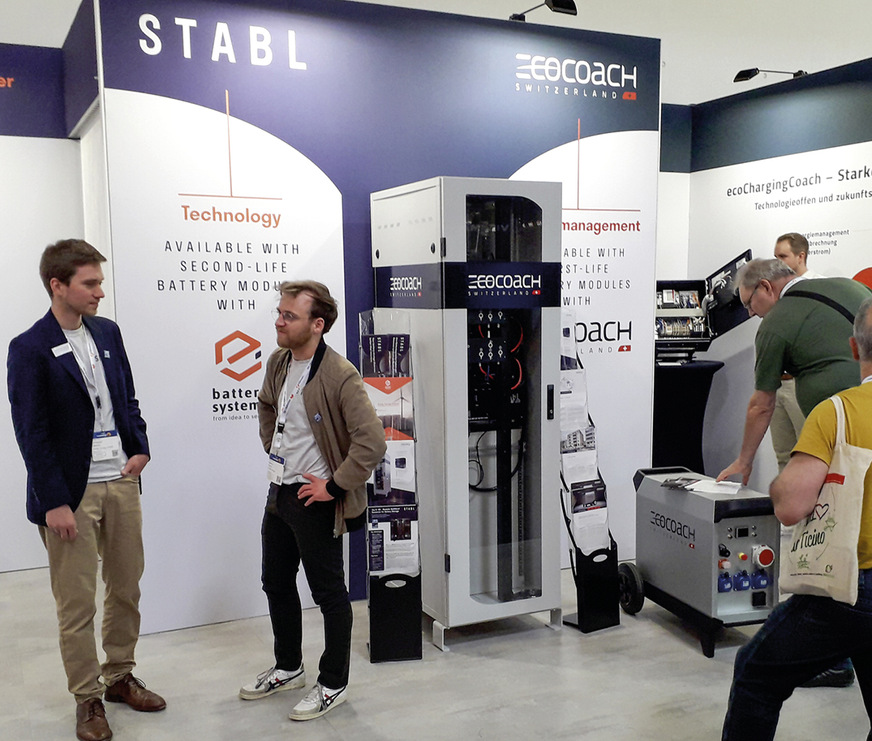 Stabl schaltet die Batteriemodule wechselweise zu, um einen sinusförmigen Wechselstrom zu erzeugen.