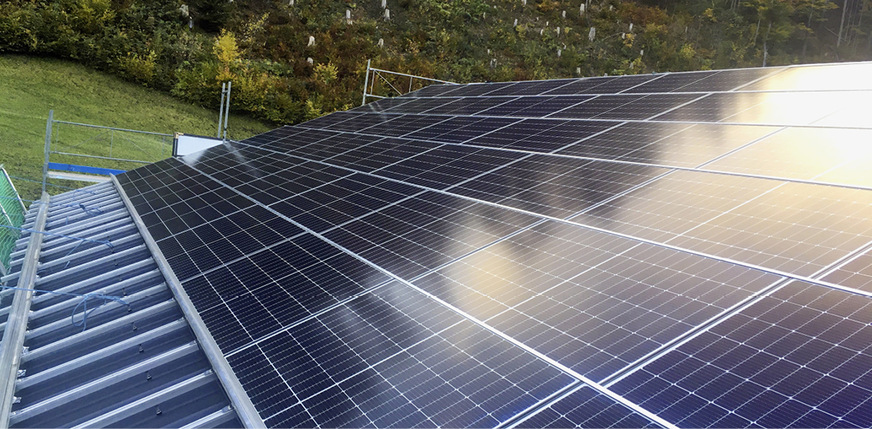 Installation der Solarmodule auf der Unterkonstruktion von Novotegra.