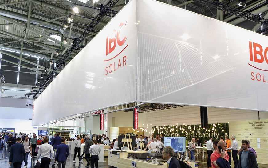 Auf Nachhaltigkeit getrimmt: Der Messestand von IBC Solar ist zu 98 Prozent recycel- oder wiederverwendbar.