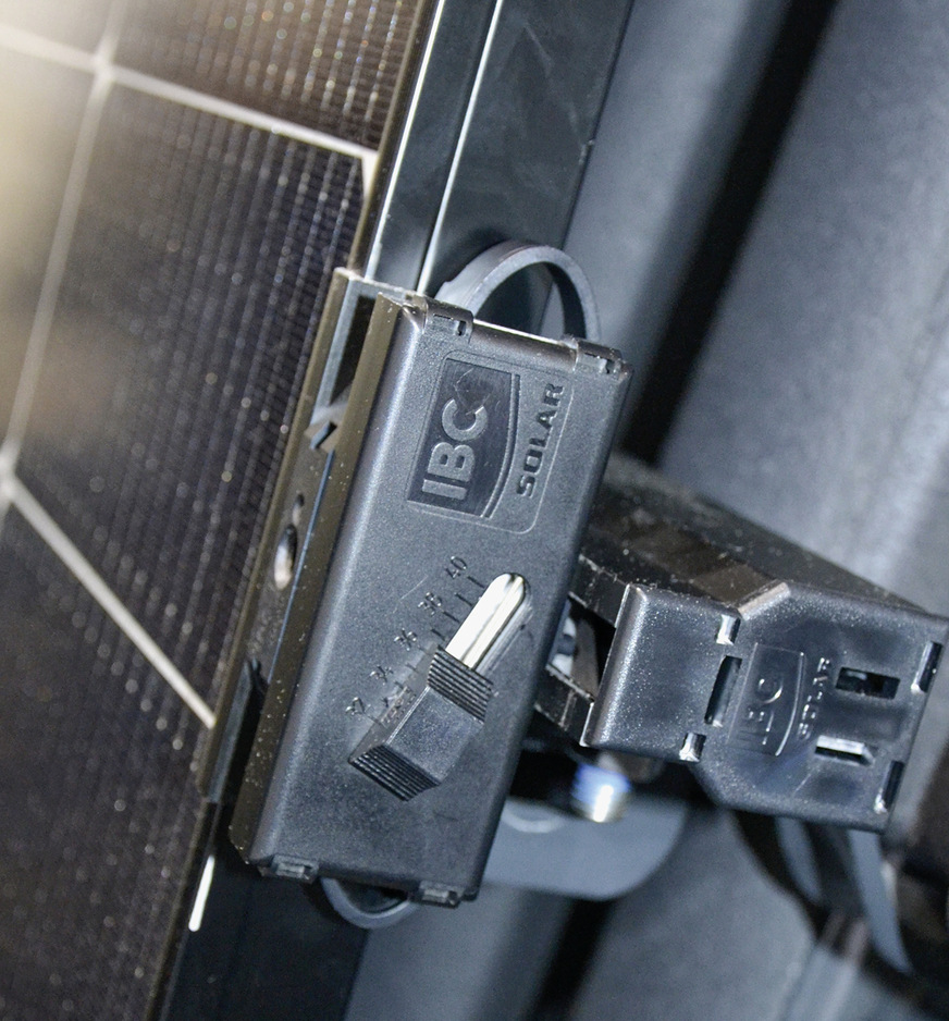 Mittels eines Schiebereglers kann der Handwerker die Rahmenhöhe einstellen, die er mit der neuen Klemme von IBC Solar montieren will.