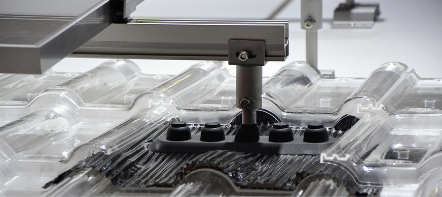 Der Blechersatzziegel von K2 Systems ist so konstruiert, dass die Last senkrecht in die Dachkonstruktion eingeleitet wird.