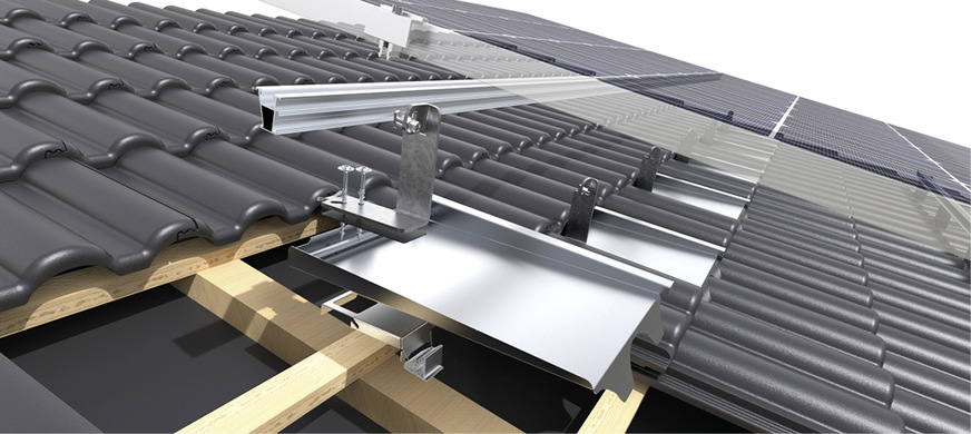 Der Haken für den Blechersatzziegel von Aerocompact ist flexibel. So kann die Last direkt in den Sparren eingeleitet werden.