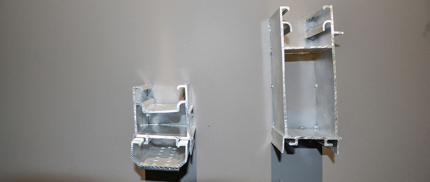 Die zusätzlichen Stützfüße von Novotegra für das Trapezblech sind so geformt, dass die Module mit einem Winkel von fünf Grad aufgeständert werden.