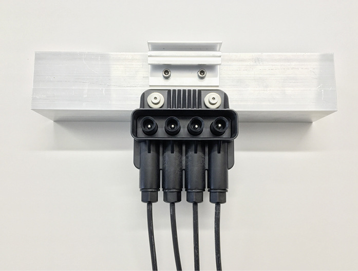 Vorgefertigte Steckerleiste zum Anschluss der Fassadenmodule.
