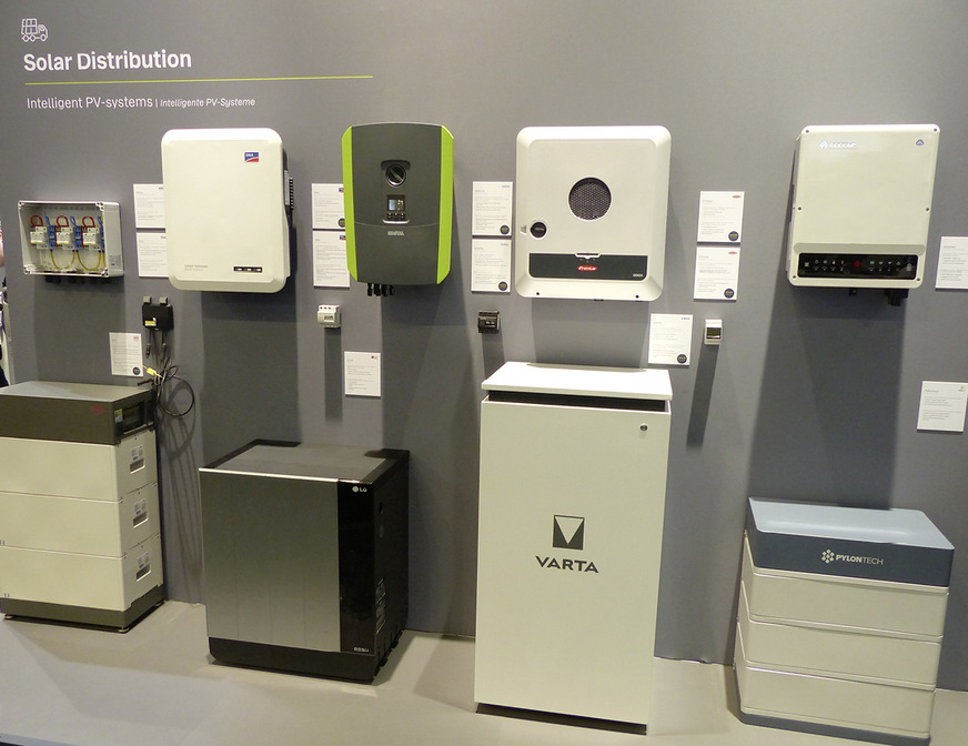 Diese Auswahl von Speichern und Wechselrichtern zeigte Baywa r.e. in München.