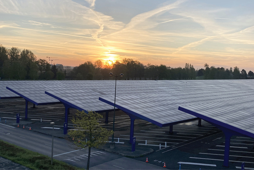 Der Aufwand für die Konstruktion bestimmt die Investitionskosten. Deshalb ist es am besten, wenn Autos auf beiden Seiten unter der Überdachung parken können.