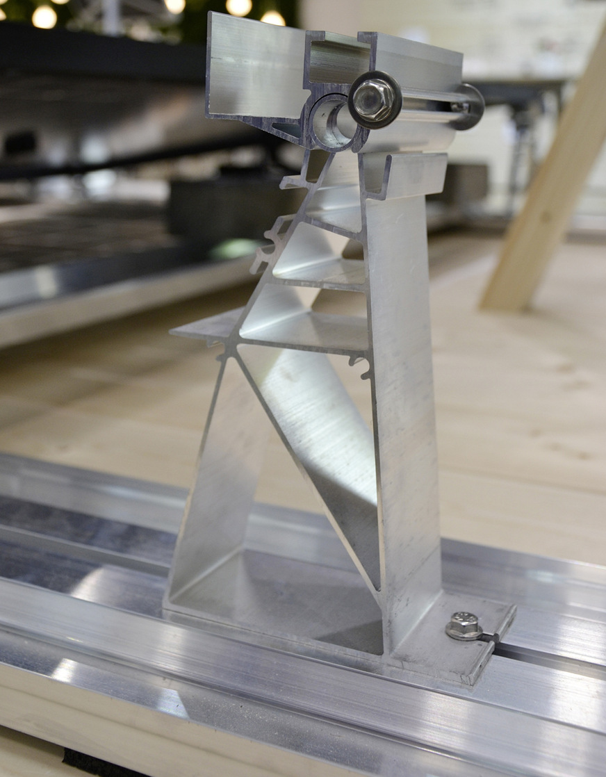 Über das Kippgelenk stellt sich die Modulstütze beim neuen Flatfix G von IBC Solar automatisch auf den gewünschten Anstellwinkel ein.