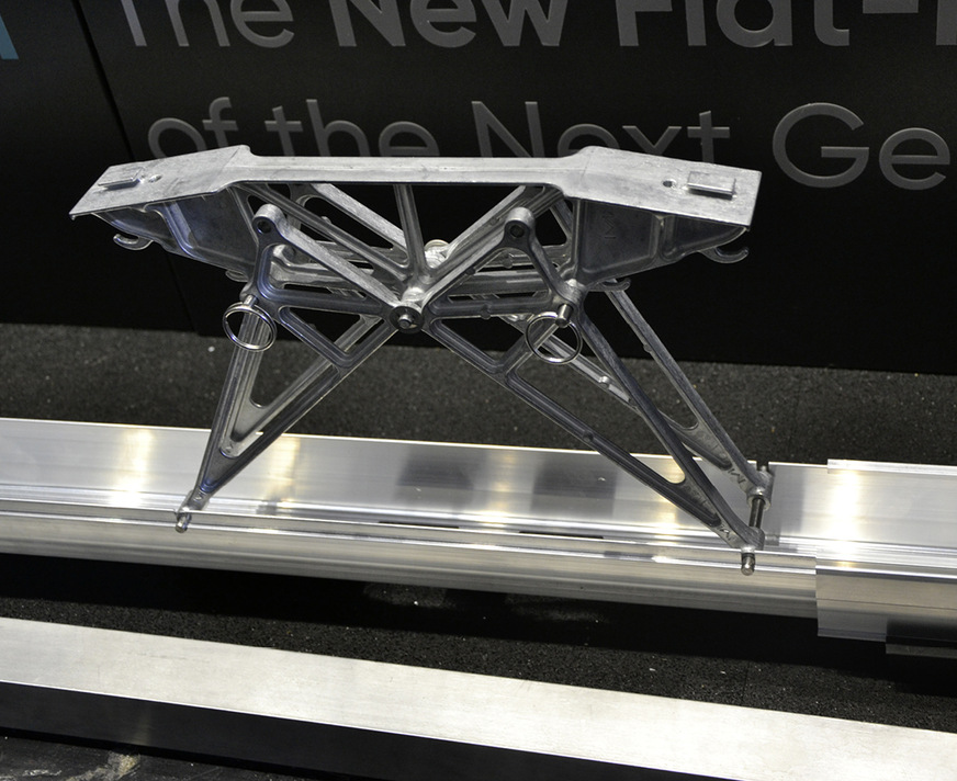 Die Modulstützen bei der neuen Konstruktion von Mounting Systems werden einfach in die Aussparungen der Grundschienen eingesetzt.