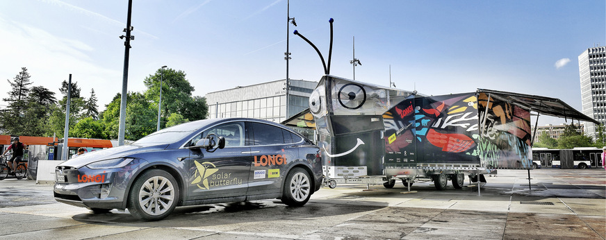 Der Solar Butterfly ist ein autarkes Tiny House. Ein Tesla dient als Zugmaschine.