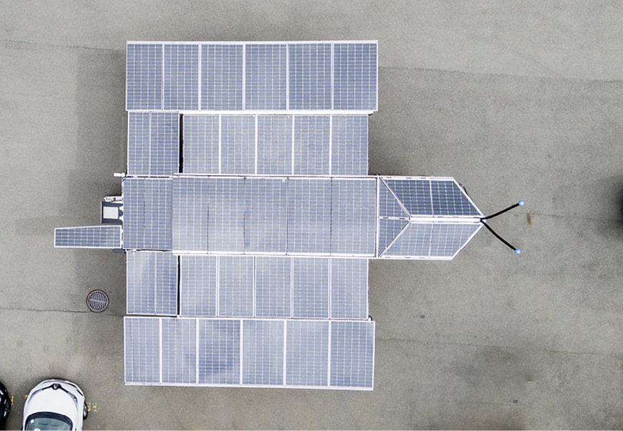 Blick auf den Schmetterling: die Dachfläche liefert 15 Kilowatt Solarpower.