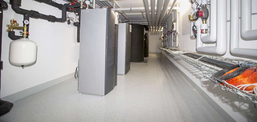 Übersichtliche Haustechnik im Reihenhaus mit acht Wohneinheiten.