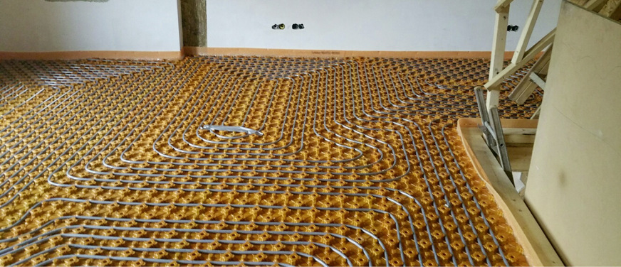 Wärmepumpen und Fußbodenheizungen passen sehr gut zusammen.