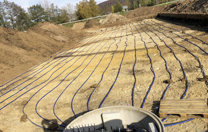 Verlegung eines flächigen Erdkollektors unterhalb der Frostgrenze.