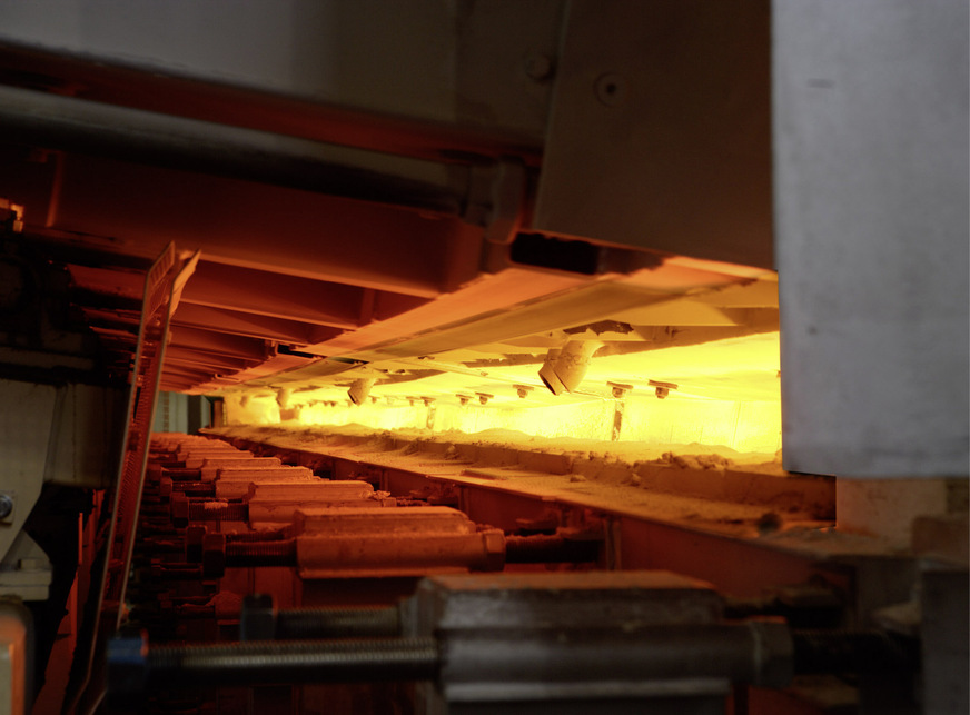 Blick in die Glasschmelze an der Lippe zum Zinnspiegel, dem ersten Schritt der Floatglaslinie.