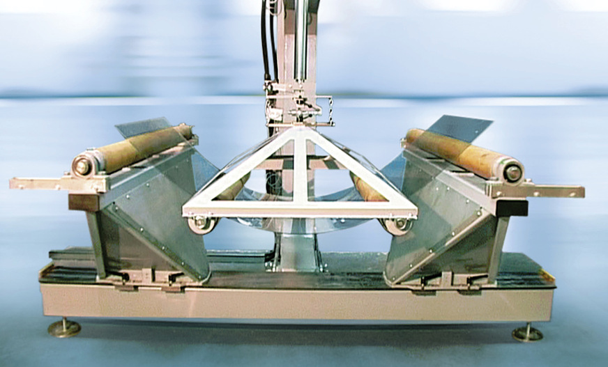 Biegeversuch mit Spezialglas bei der Firma Lisec.