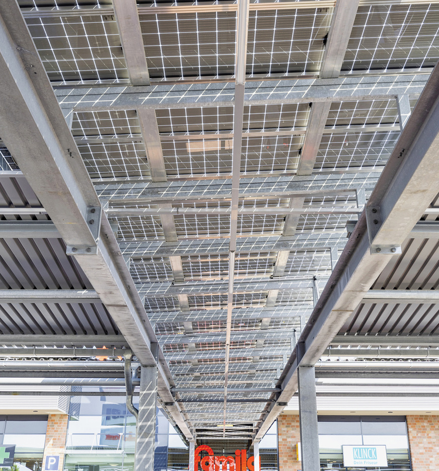 Die Module haben eine bauaufsichtliche Zulassung und können deshalb ohne weitere Absicherung in die Überdachung integriert werden.