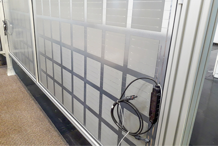 Rückseite der Glas-Glas-Module mit Anschlussbox.