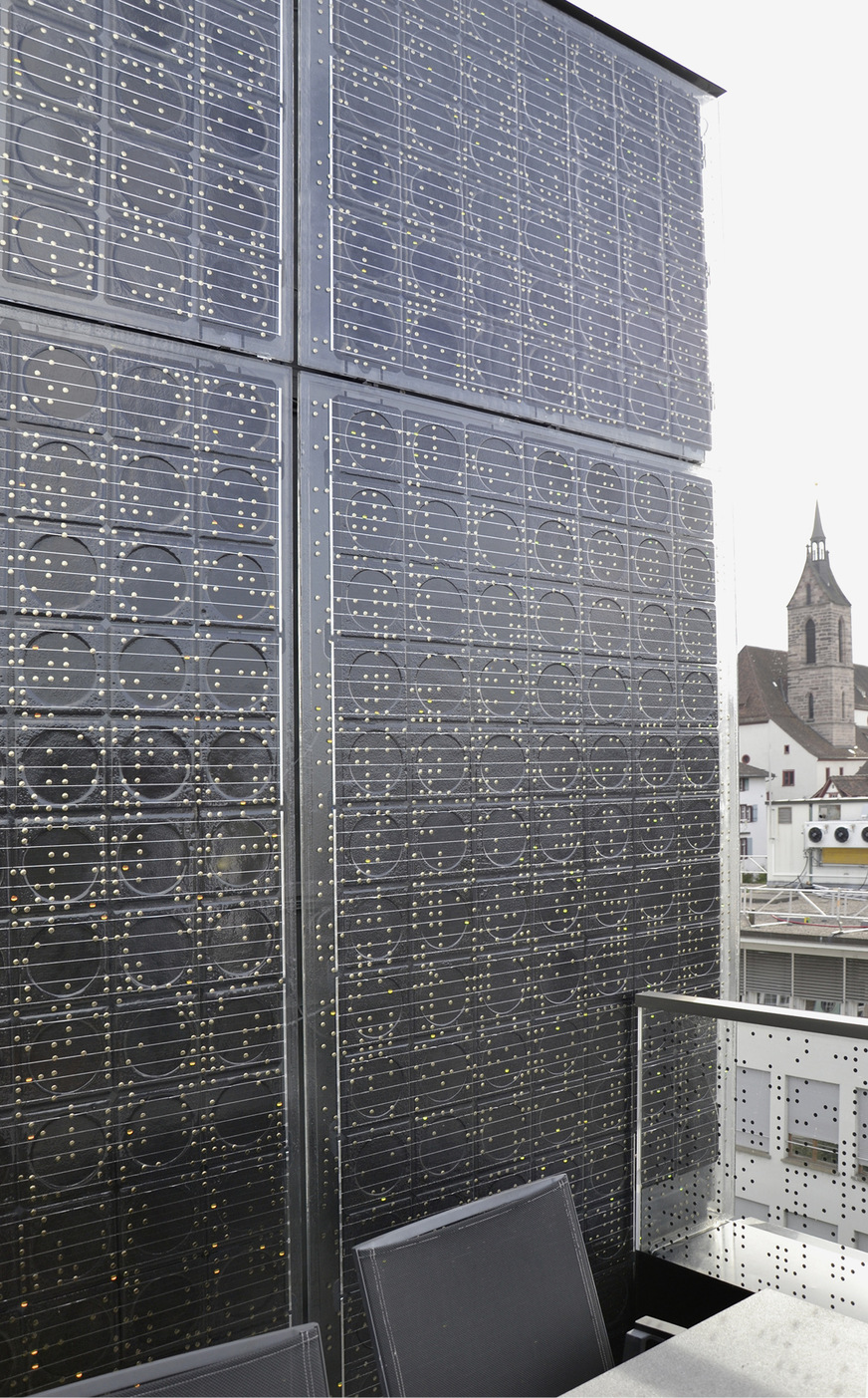 Die lebendige Gestaltung der Module lässt leichte Abweichungen von der Fugenlinie optisch verschwinden.