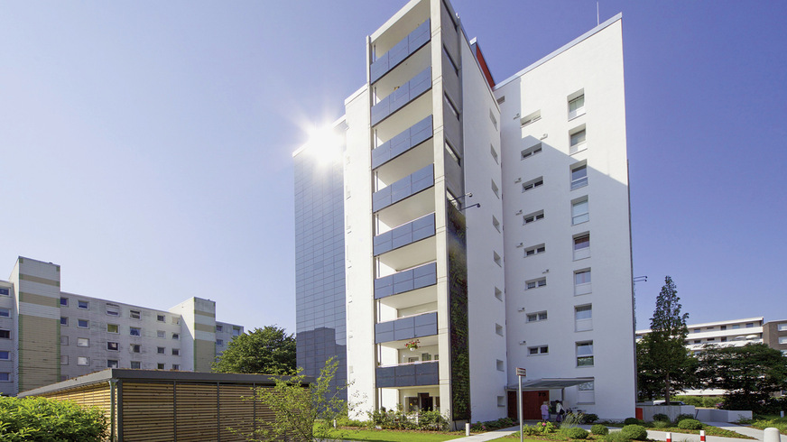 Die Solarfassade funktioniert auch bei der Sanierung von Mehrfamilienhäusern, wie das Beispiel der Gewoba in Bremen eindrucksvoll zeigt.