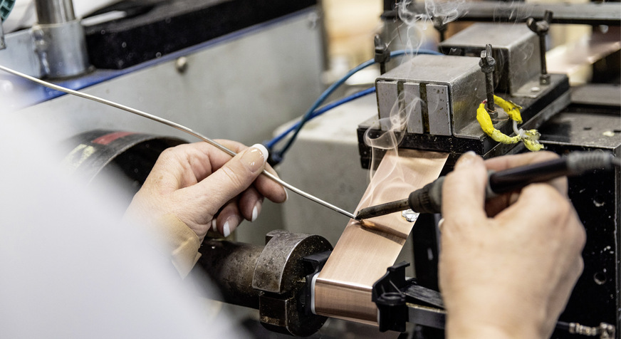 Jede Menge Handarbeit: In der Fertigung von Induktivitäten ist eine Automatisierung nicht so einfach. Doch auch in diesem Bereich schreitet die Entwicklung voran, und Fronius ist mit seiner Produktion trotzdem konkurrenzfähig.