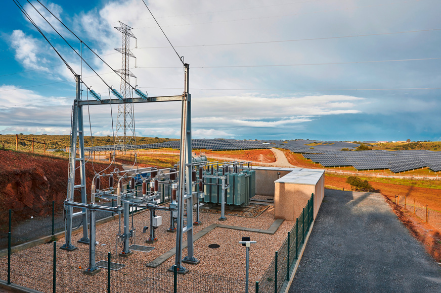 Netzanschlusspunkt eines Solarparks in Portugal mit der ­Einspeiseregelung von Phoenix Contact.