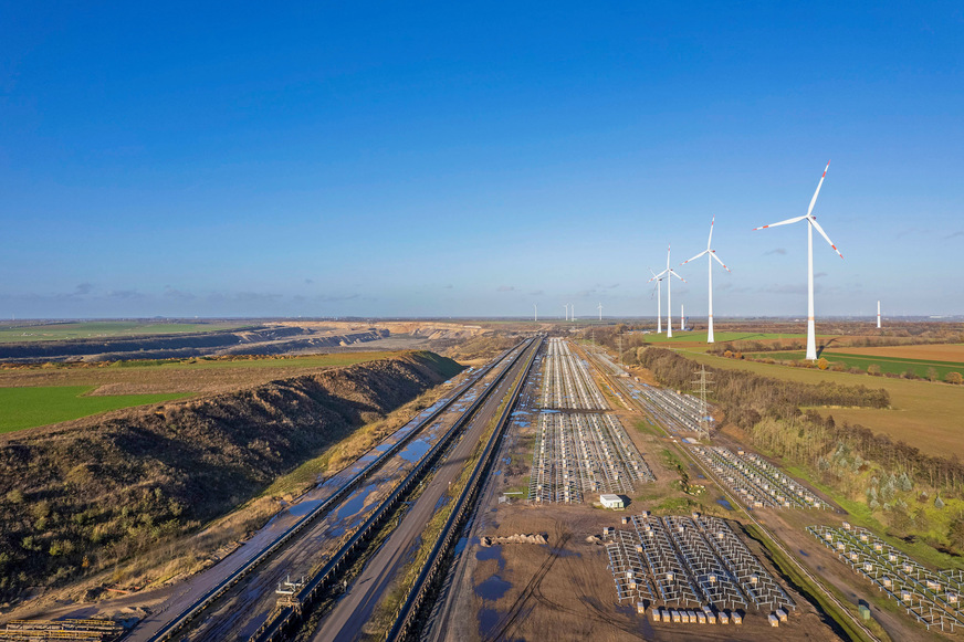 Installation des ersten Solarparks an der Grubenbahn des Tagebaus Garzweiler.