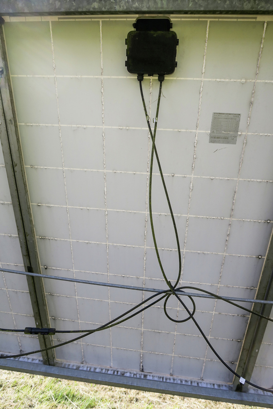 Die Risse folgen mechanischen Spannungen in der Folie. Die Zellen sind gut erkennbar.