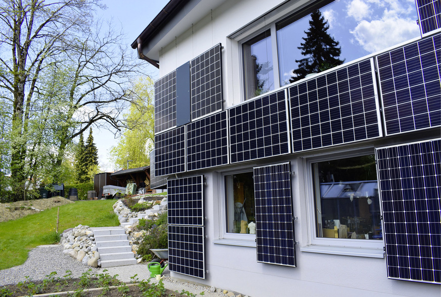 Auch an der Fassade wurden Solarmodule angebracht. Der Vorteil: Sie liefern an sonnigen Wintertagen selbst dann Strom, wenn Schnee auf dem Dach und auf den Solarmodulen dort liegt.
