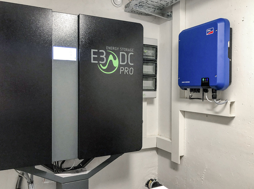 Speichersystem und Solarwechselrichter im Keller.