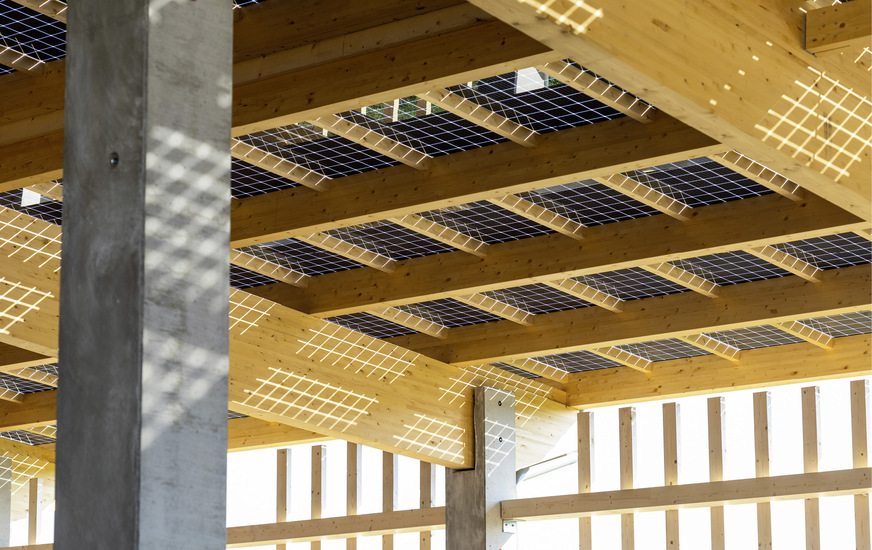 Als Eindeckung von Flugdächern sind bifaziale Module perfekt geeignet, wenn sie teilweise transparent sind, wie hier bei Kioto Solar im österreichischen St. Veit an der Glan.