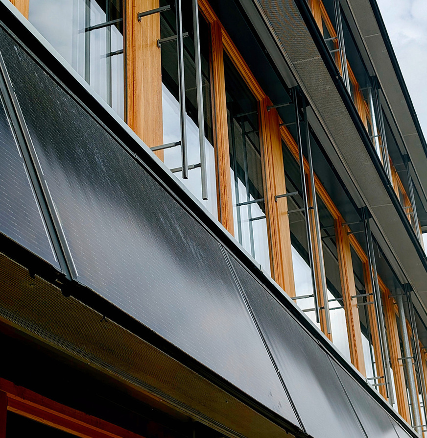 Die PVT-Module verkleiden die Fensterbrüstungen.