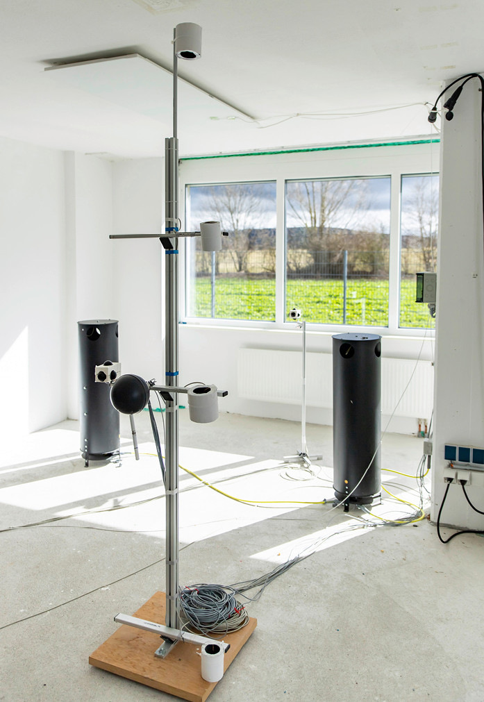 Messbaum zur Erfassung des thermischen Komforts im Raum.