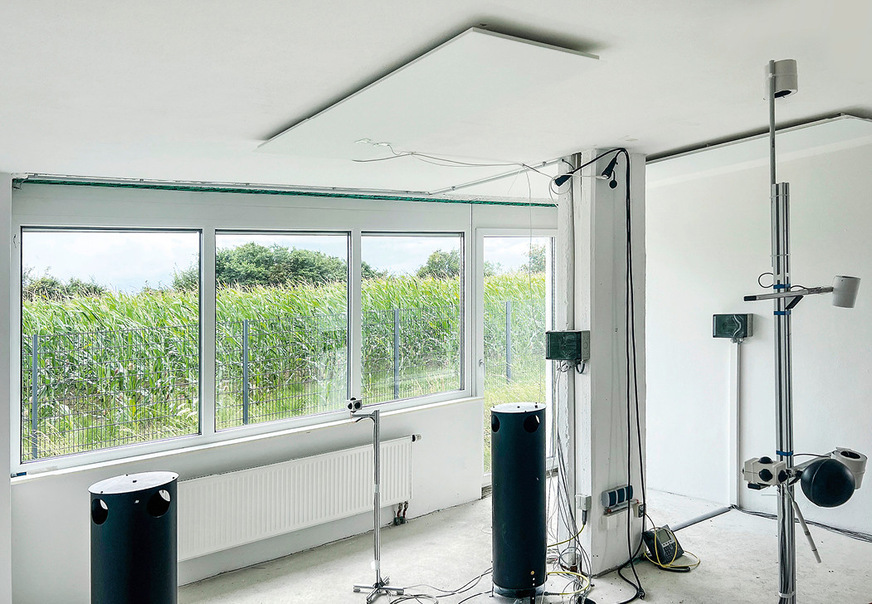 An der Decke: Infrarot­heizgerät von Oekoswiss Energy im Zwillingshaus des Fraunhofer IBP.