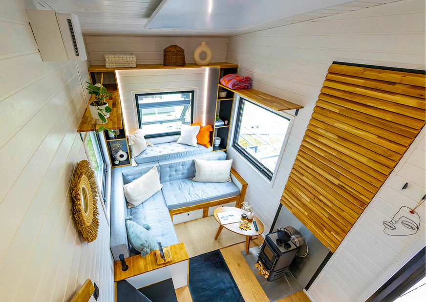Bei allem Minimalismus sollen Tiny Houses doch Gemütlichkeit bieten. In diesem Minihaus soll vor allem der Stückholz-Kaminofen dazu beitragen.