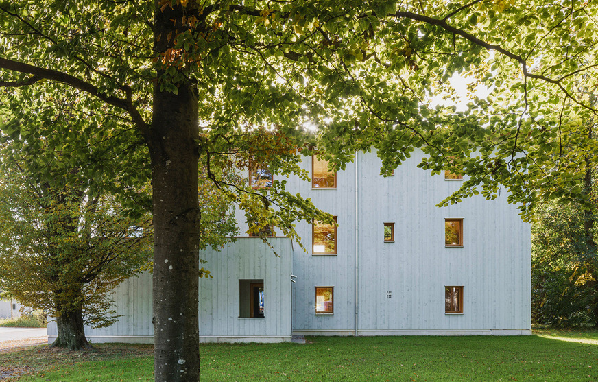 Das Forschungshaus Nummer 4, fertiggestellt 2023, aus Holz und Lehm: Derzeit entstehen zwei weitere Gebäude aus den beiden Naturbaustoffen, eines davon mit einer Stampflehmkonstruktion.