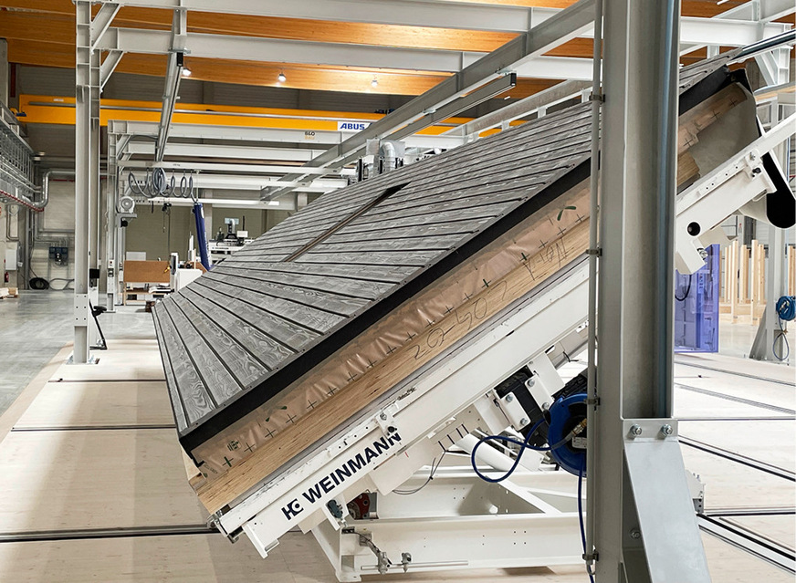 Die Fassadenelemente werden in einem automatisierten Herstellungsprozess komplett im Werk vorgefertigt.