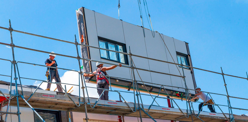 Zwischen 150 und 200 Quadratmeter Fassadenfläche pro Tag ist ein realistisches Arbeitspensum bei der seriellen Sanierung.
