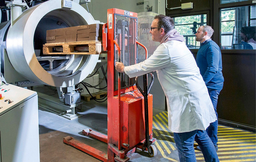 4 Am Fraunhofer Umsicht wird an Mischungen aus Karbonisat und Bauschutt gearbeitet, die zu CO₂-speichernden Baustoffen werden sollen.