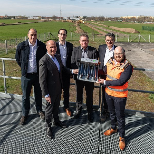 Feierten den Baustart (von links): Ritter XL Solar-Projektleiter Paul Gaspar, die Stadtwerke Leipzig-Geschäftsführer Karsten Rogall und Maik Piehler, Staatssekretär Gerd Lippold, Ritter Energie-Geschäftsführer Matthias Johler und Stadtwerke Leipzig-Projektleiter Erik Jelinek.