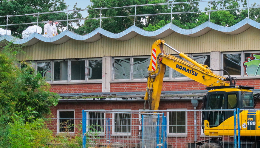 5 Die Bagger standen schon bereit, die alte Dacheindeckung war bereits ­abgeräumt und in Big-Bags verpackt – der Abriss war beschlossene Sache.