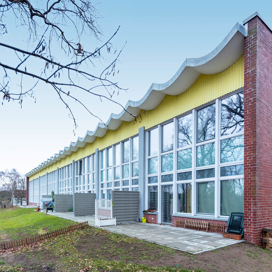 10 Die aneinander gereihten Fertigteile der HP-Dachschalen zeichnen die Form einer Welle nach und erinnern so ungewollt an die einstige Nutzung als Volksschwimmbad, in dem inzwischen gewohnt wird.