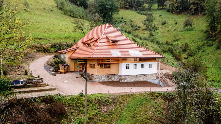 2 Noch glänzt das neu eingedeckte Ziegeldach des Farnrainhofs und die Schindelfassade riecht nach frischem Holz – doch die Patina ist schon unterwegs …