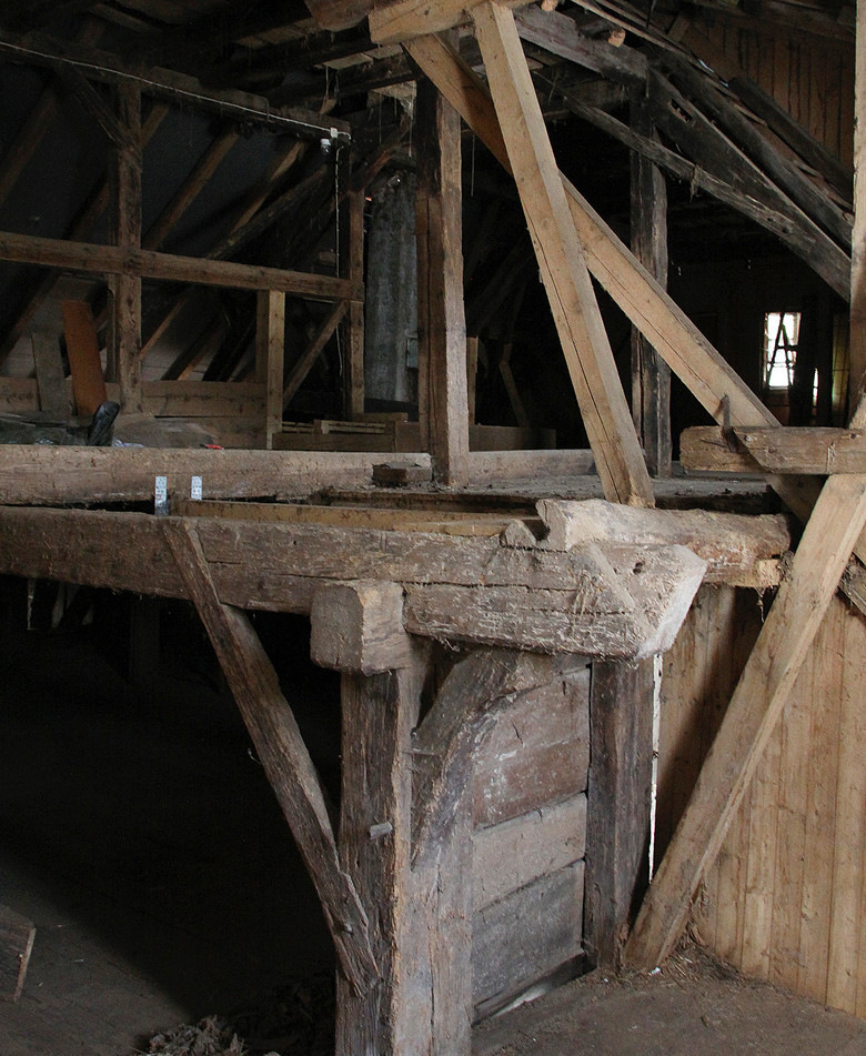 9 Abgesägte Balken und entfernte Pfetten hatten die Statik des Tragwerks instabil werden lassen, weshalb die oberste Priorität nach dem Erwerb des Farnrainhofes dessen Sicherung mit Bausprießen hatte .